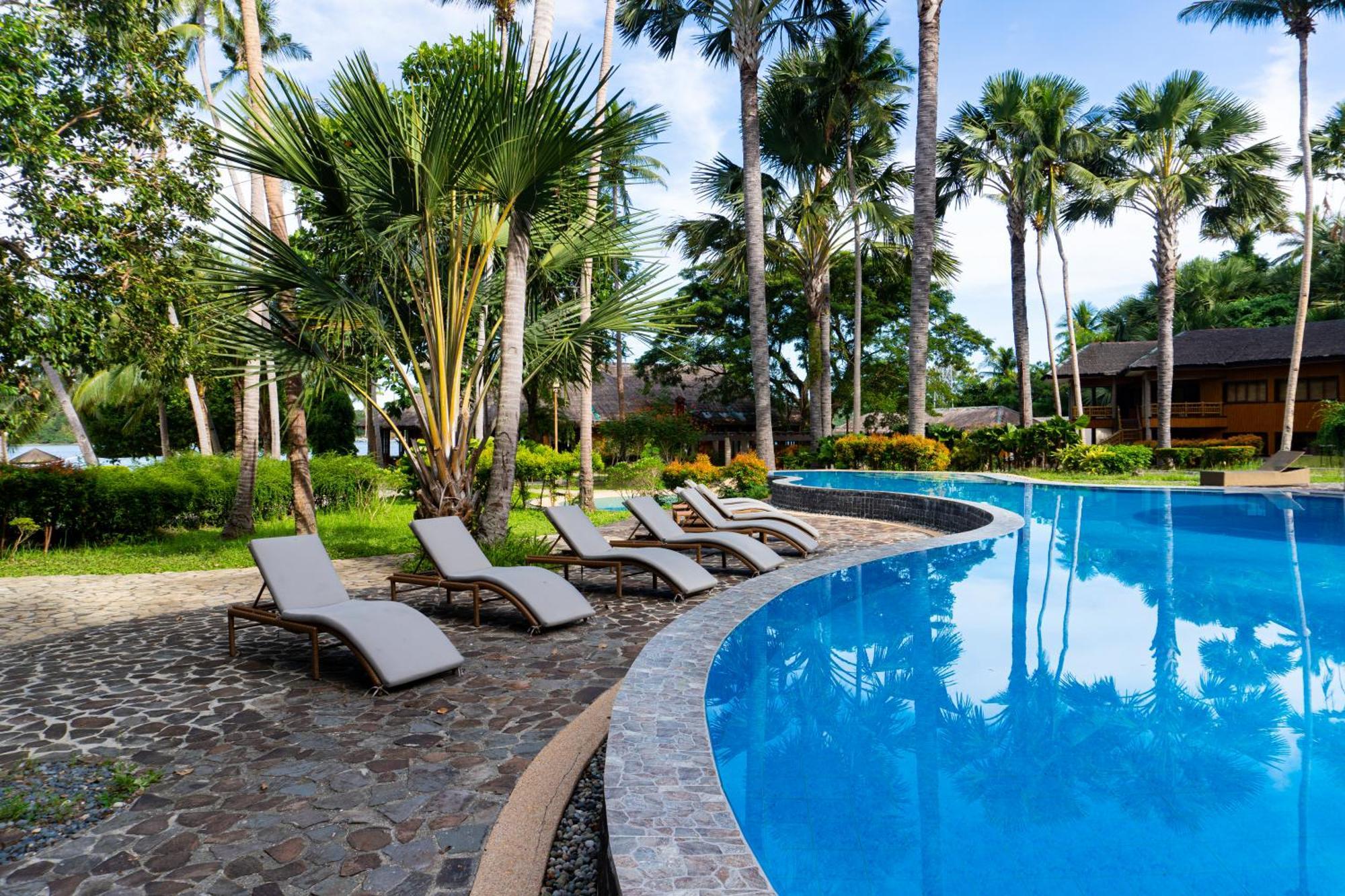 Fridays Puerto Galera Hotel Exterior foto